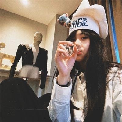 我们喝的水里 背景图